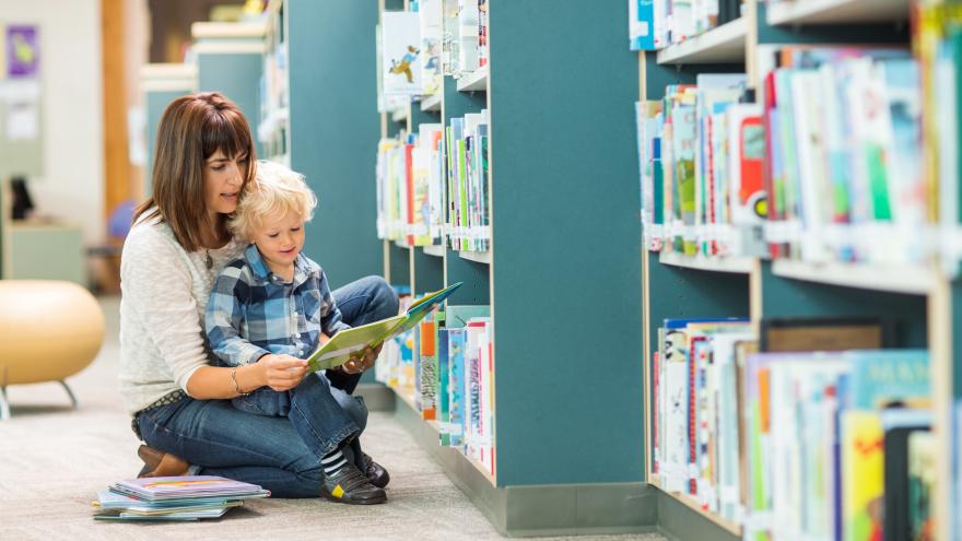 niño leyendo en una biblioteca