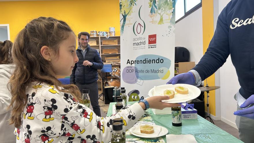 Diversos alumnos en uno de los talleres sobre el aceite de oliva virgen extra