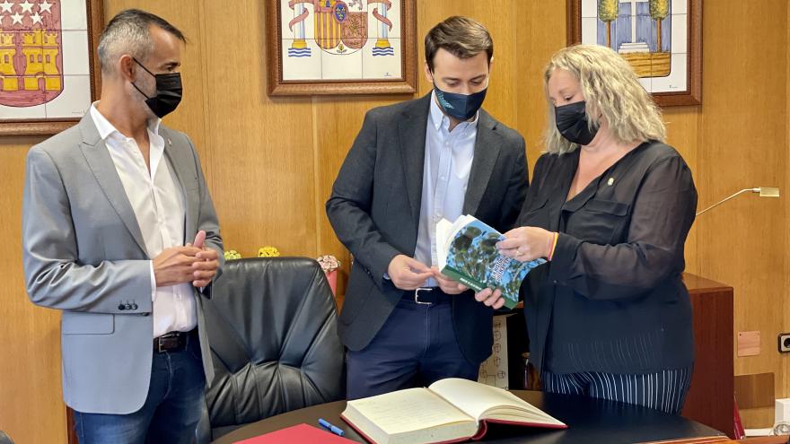 El director general de Juventud y la alcaldesa de El Álamo con un libro