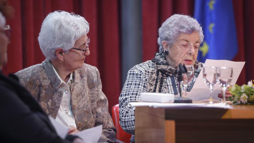 Personas mayores leyendo