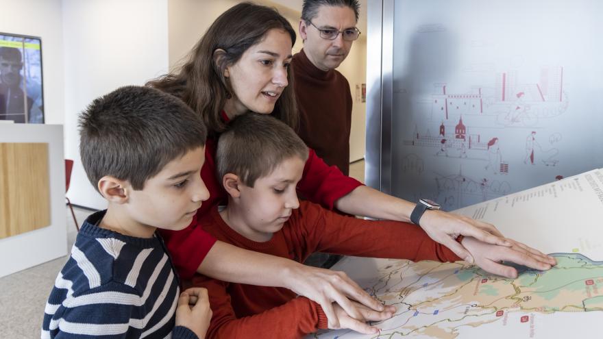 Una familia mirando un mapa