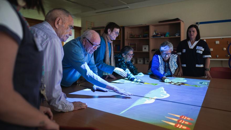 mayores haciendo actividades en centros de día y residencias públicas