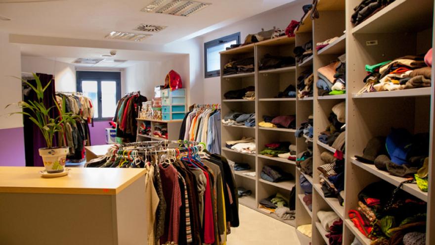 Ropa expuesta en el ropero solidario del Centro de Rehabilitación Laboral Retiro