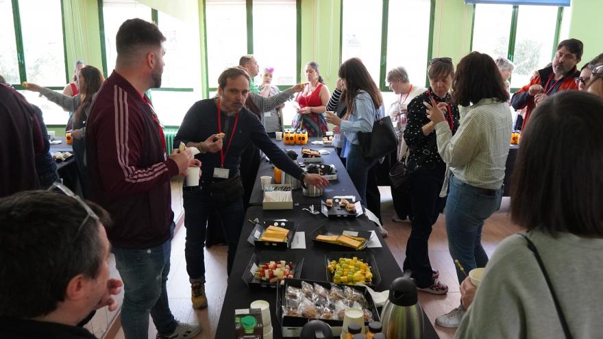 gente desayunando tipo buffet