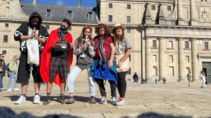 5 jóvenes disfrazadas con El Escorial de fondo