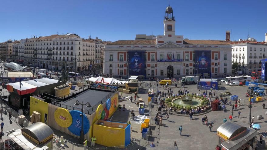 La Real Casa de Correos luce su fachada los escudos del Liverpool y el Tottenham Hotspur