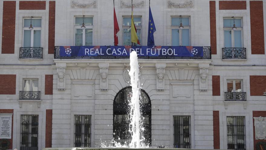 La Real Casa de Correos luce su fachada los escudos del Liverpool y el Tottenham Hotspur