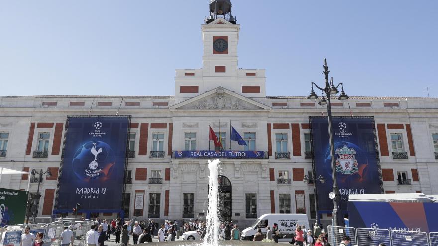 La Real Casa de Correos luce su fachada los escudos del Liverpool y el Tottenham Hotspur