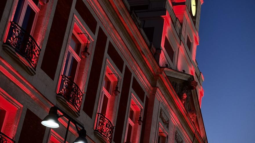 Iluminación de la fachada de la Real Casa de Correos de Sol por el Día Mundial del Hemocromatosis