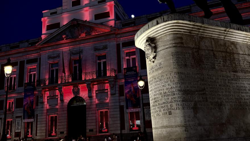 Iluminación de la fachada de la Real Casa de Correos de Sol por el Día Mundial del Hemocromatosis
