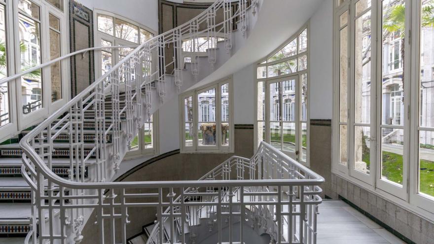 Imagen de la escalera central