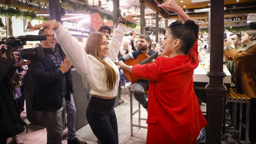 Dos chicas bailando
