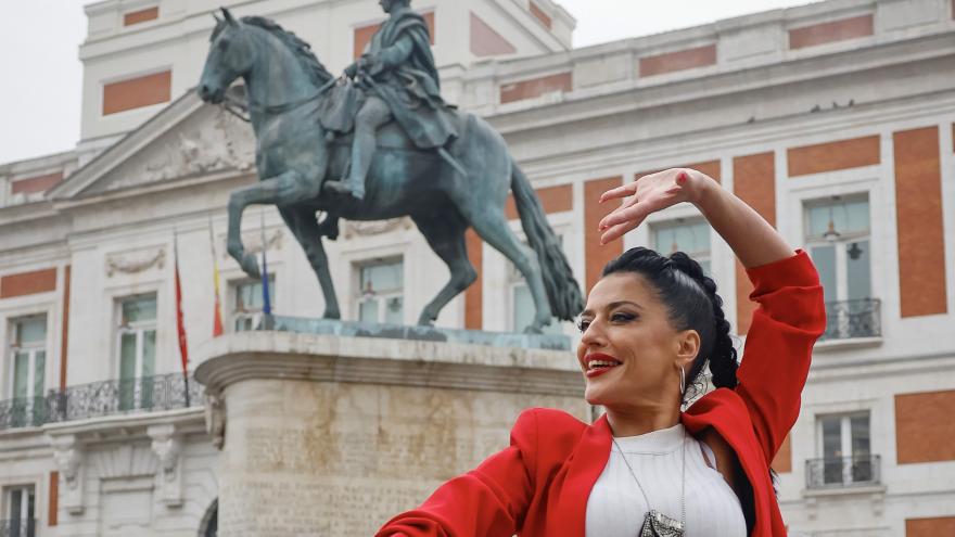 Mujer bailando en la puerta del Sol