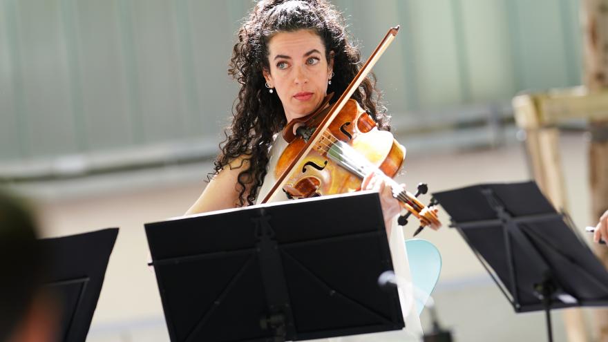 Chica tocando el violín
