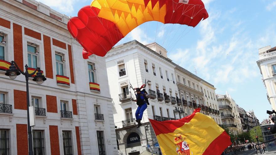 Rollán, en la parada militar en homenaje a los Héroes del 2 de Mayo