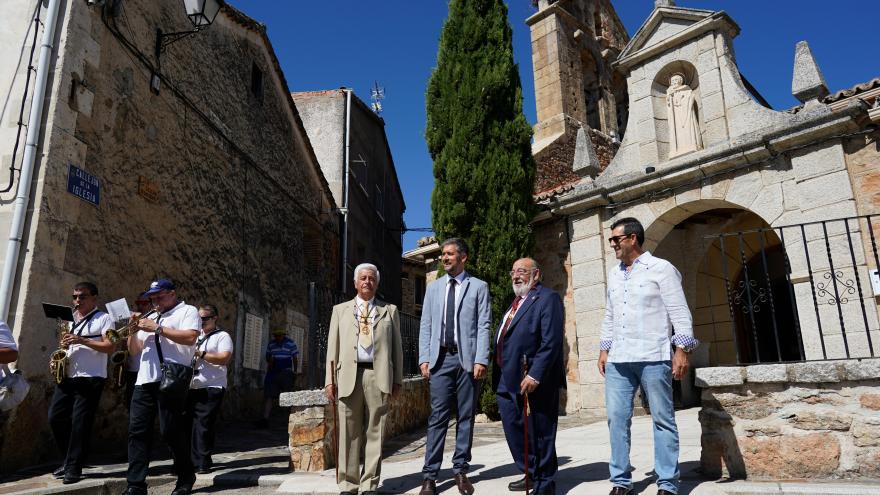 Miguel Ángel García Martín observa una procesión en Gargantilla del Lozoya
