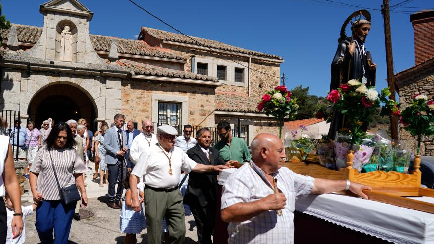 Miguel Ángel García Martín observa una procesión en Gargantilla del Lozoya