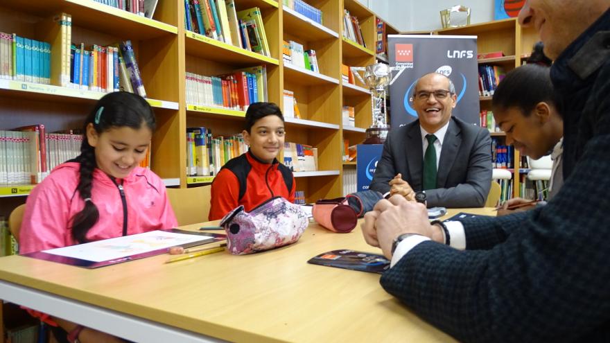 Van Grieken visita el colegio San Roque en el que los alumnos participan en este novedoso certamen de pintura contra el acoso escolar