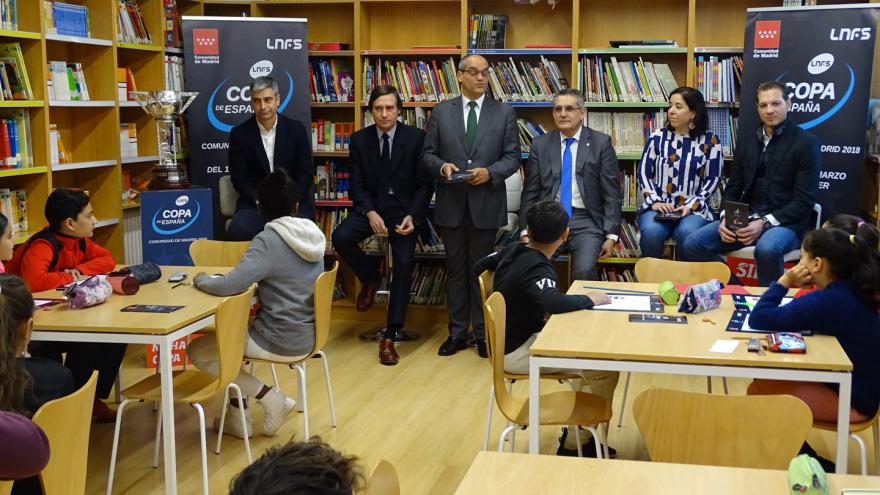 Van Grieken visita el colegio San Roque en el que los alumnos participan en este novedoso certamen de pintura contra el acoso escolar