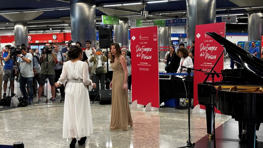 Una muestra del recital de piano en la estación de Metro de Nuevos Ministerios