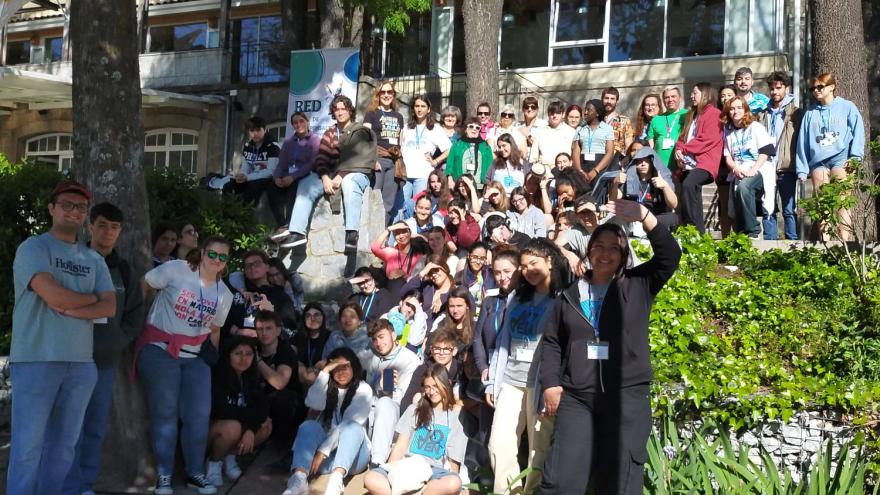 Grupo de jóvenes a la entrada de el albergue de Juventud de El Escorial