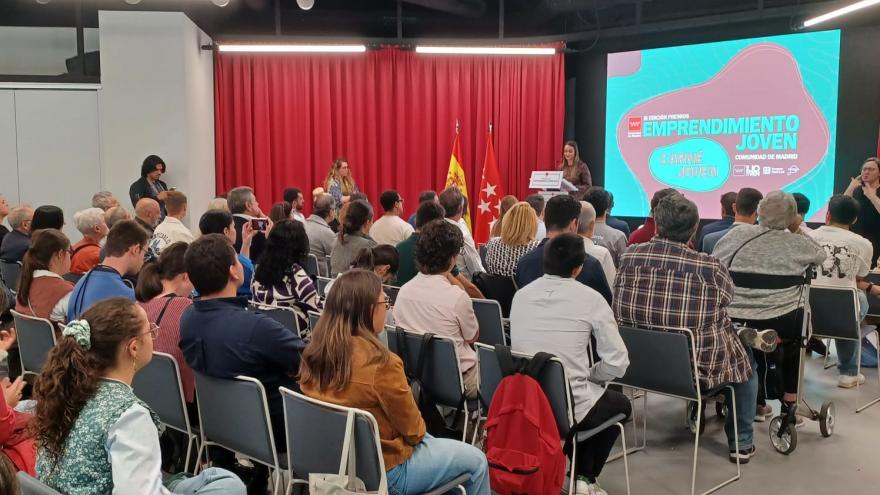 chica en escenario hablando desde atril