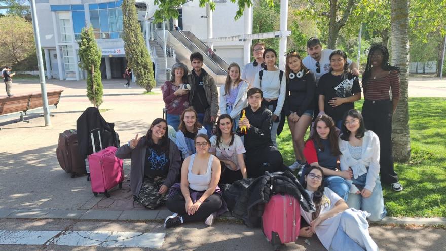 Grupo de jóvenes con un pollo
