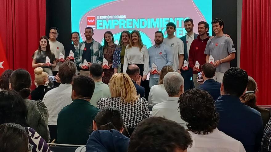 grupo de personas en escenario con premio emprendimiento en las manos