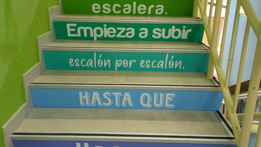 escalera de colores con lema