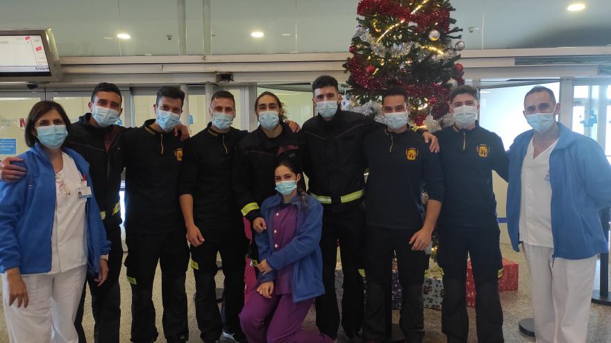 Bomberos y enfermeros en un hospital