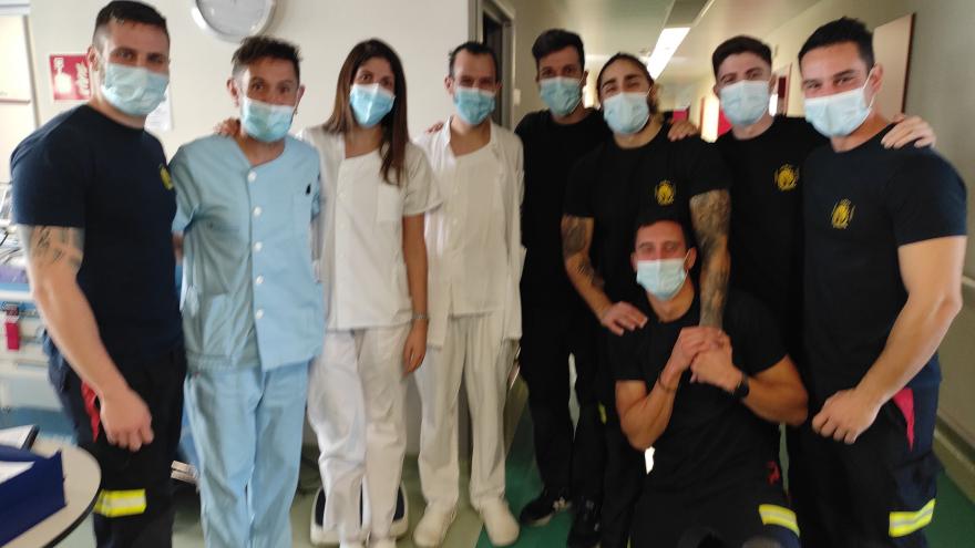 Bomberos con profesionales del hospital