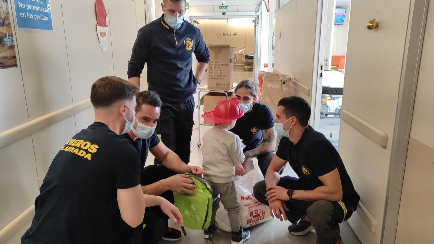 Bomberos en las urgencias con un niño