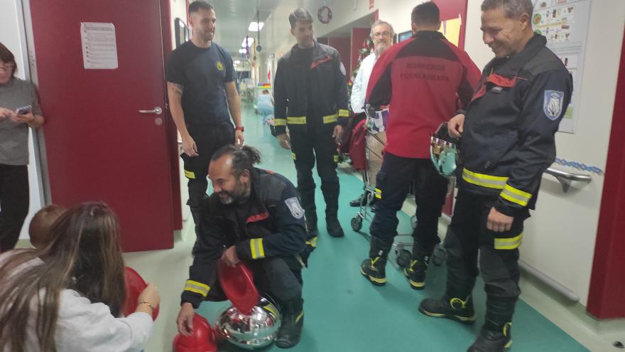 Bomberos visitan un hospital