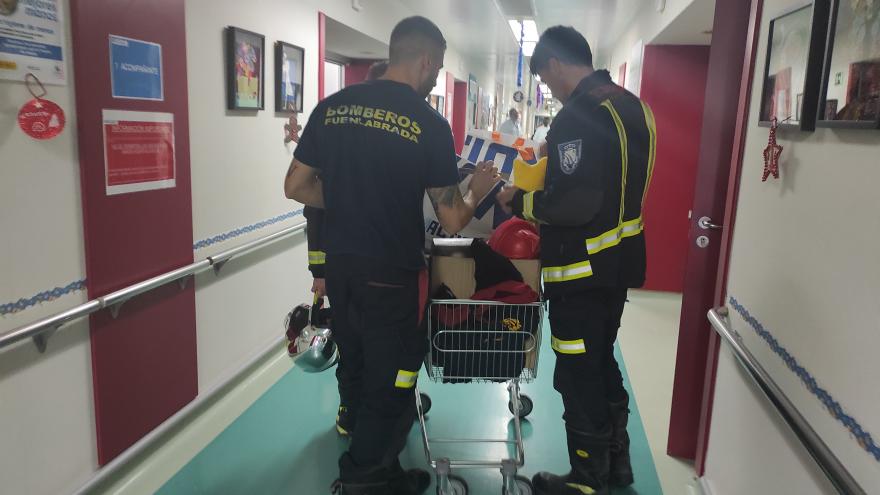 Bomberos visitan un hospital