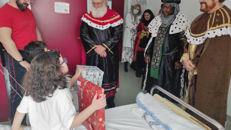 Reyes magos visitan centro sanitario