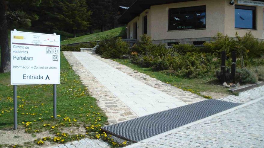 Camino de acceso al Centro Visitantes Peñalara