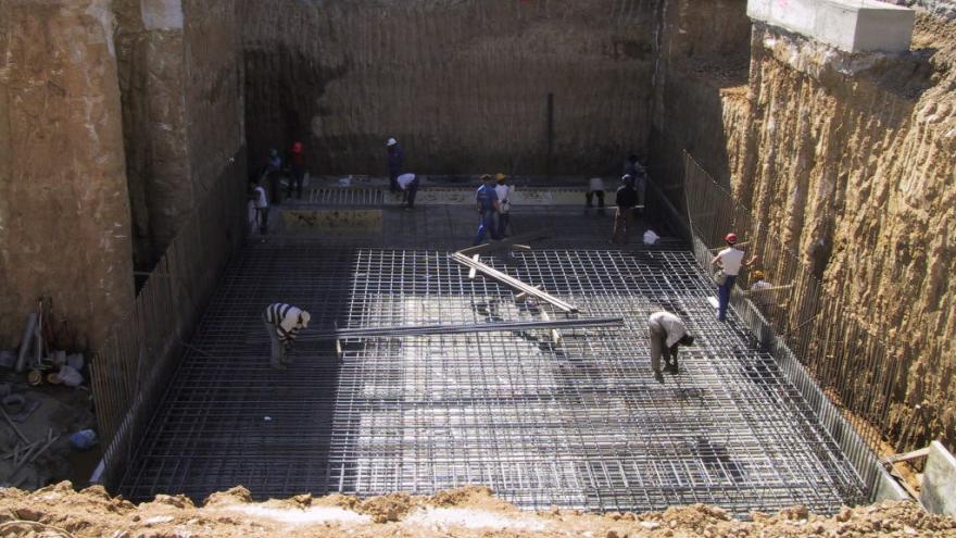 Obreros trabajando en el ferrallado de la losa de fondo del cajón