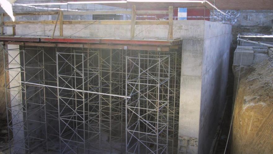 Estructura de hormigón con forma de cajón sostenida por la cimbra y andamios