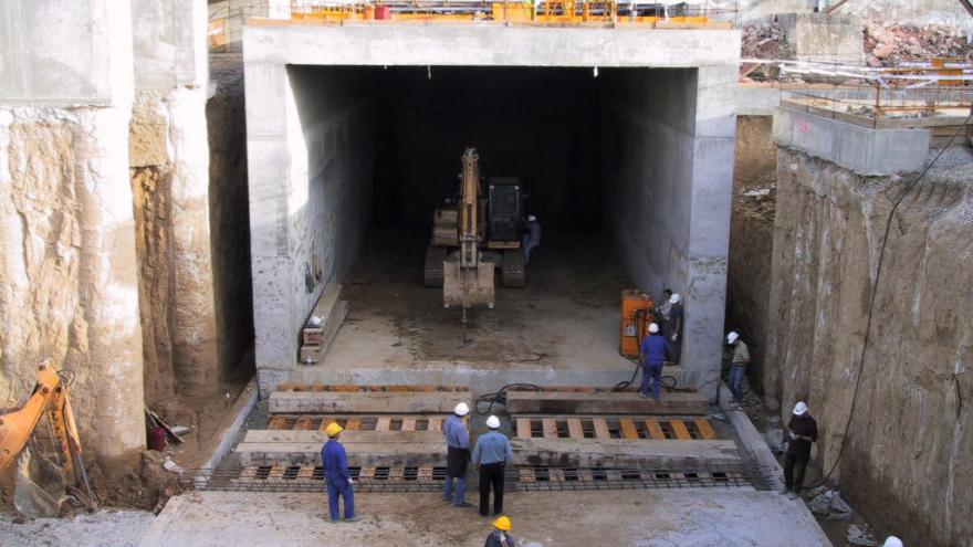 Estructura de hormigón con forma de cajón, en el interior maquinaria