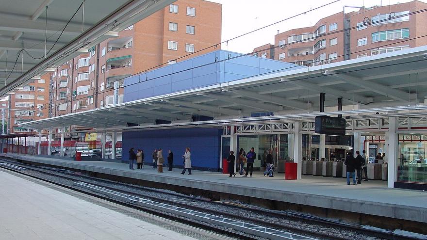 Estación de Móstoles Central con paneles trespa color azul