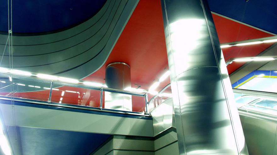 Estación Pradillo, Vista de las columnas de acero y los techos de color azul intenso y rojo