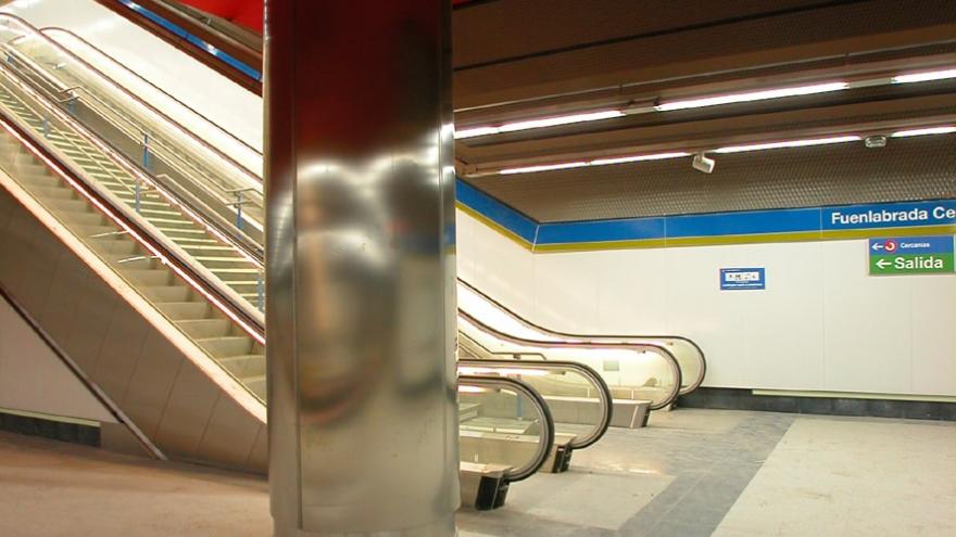 Escaleras fijas y mecánicas de la estación Fuenlabrada Central