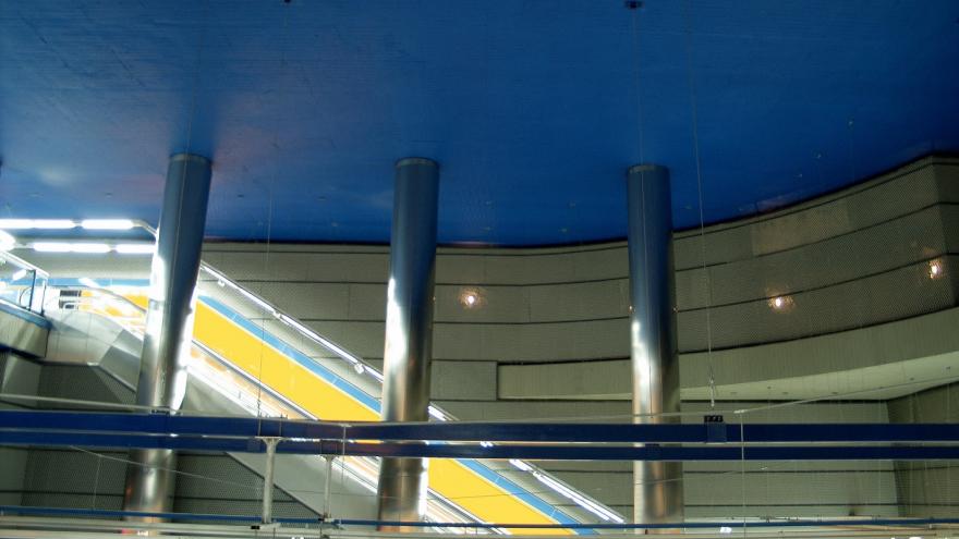 Estación Parque de los Estados, detalle de los techos de un color azul intenso y las columnas de acero