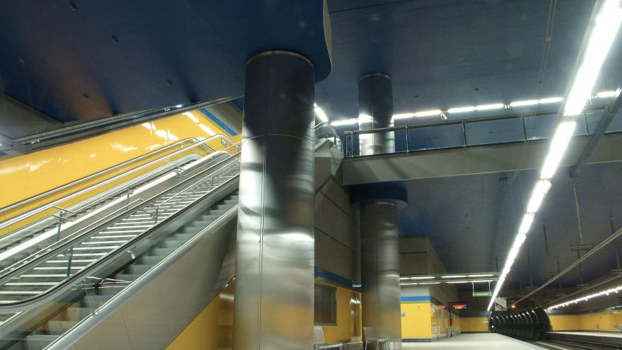 Vista de los andenes y escaleras de la Estación Arroyo Culebro, al fondo el túnel