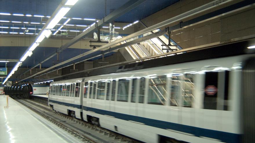 Tren en la estación, Detalle luminarias