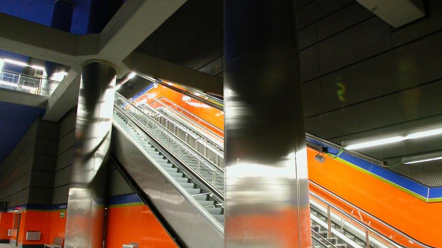 Vista de las escaleras fijas y mecánicas de bajada/subida a andén y de las columnas de acero