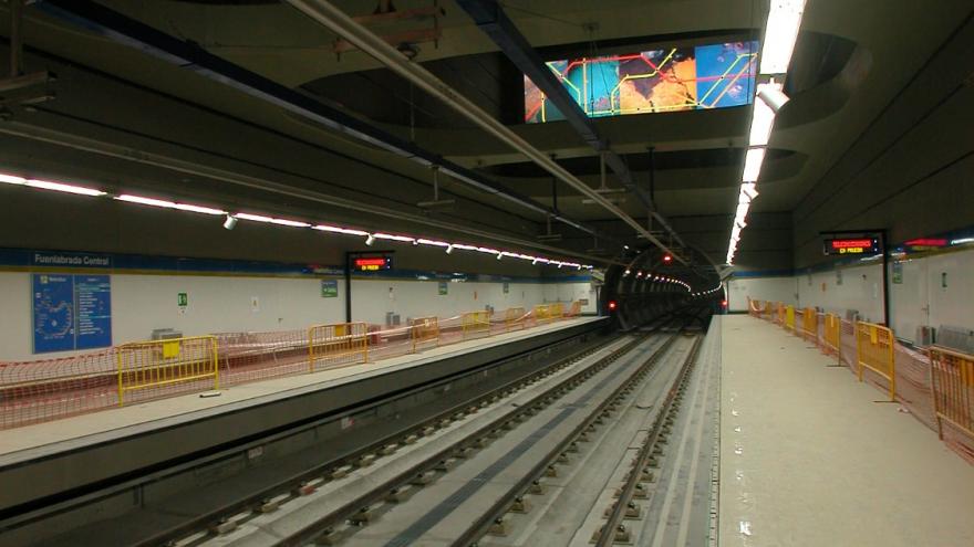 Vista desde el andén, se aprecia el mural por encima de las vías