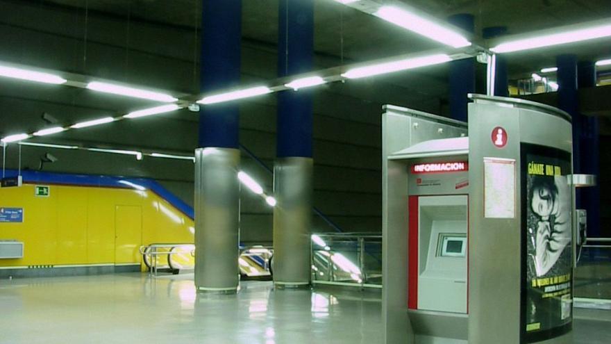 Punto de información en el vestíbulo de la estación Canillas