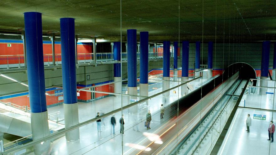 Vista de la estación Mar de Cristal. Personas esperando al tren