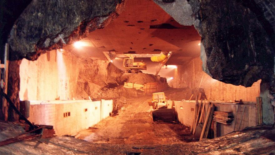 Estación ejecutada en caverna, Excavadora trabajando